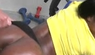 Darksome slut fucked in the gym by a personal coach