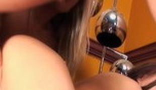 brunette blonde blowjob sædsprut facial små pupper trekant cunnilingus